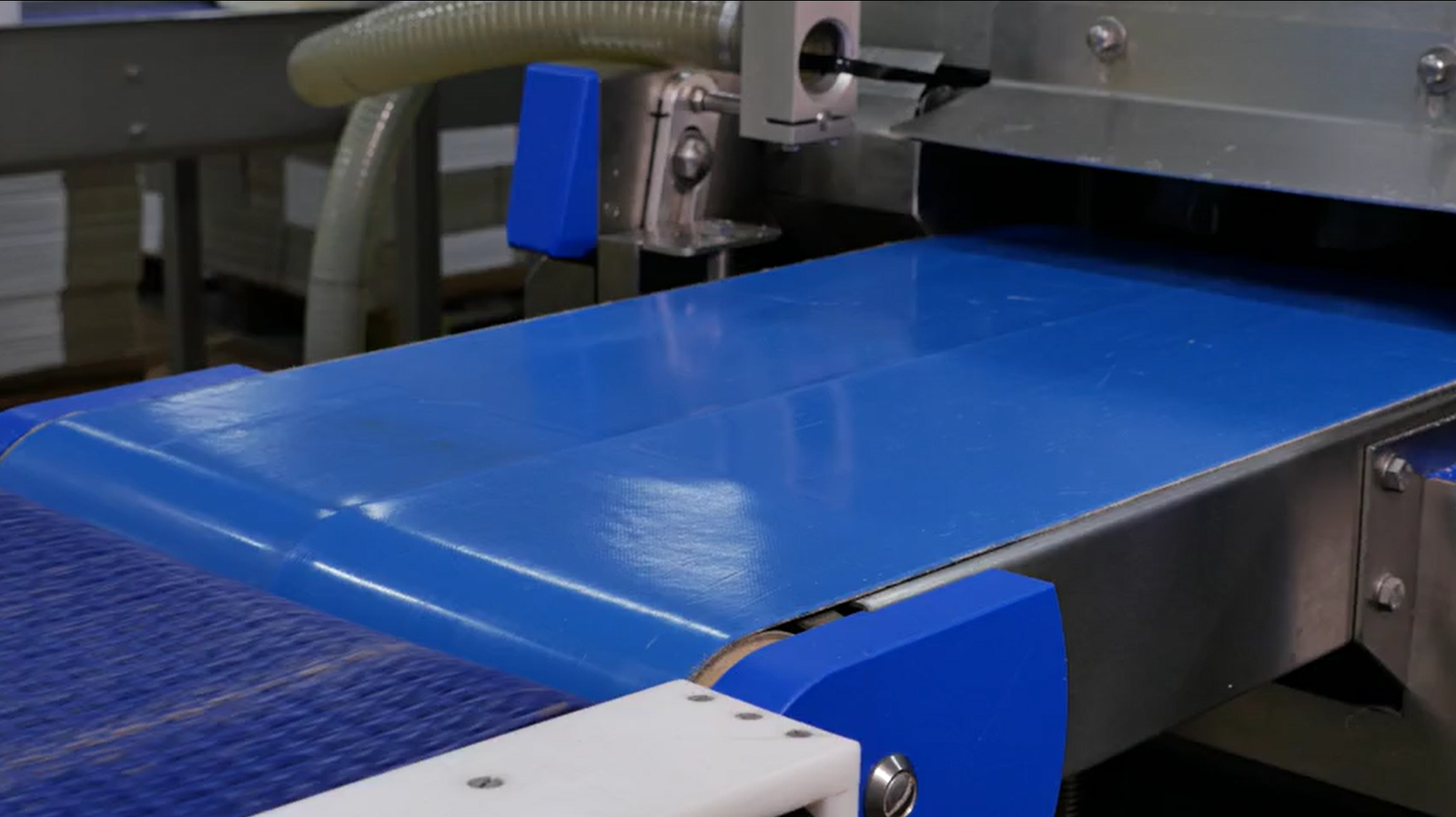 Belt vs Chain Surface Motion Characteristics Belt conveyor smooth surface motion vs chain plate surface motion