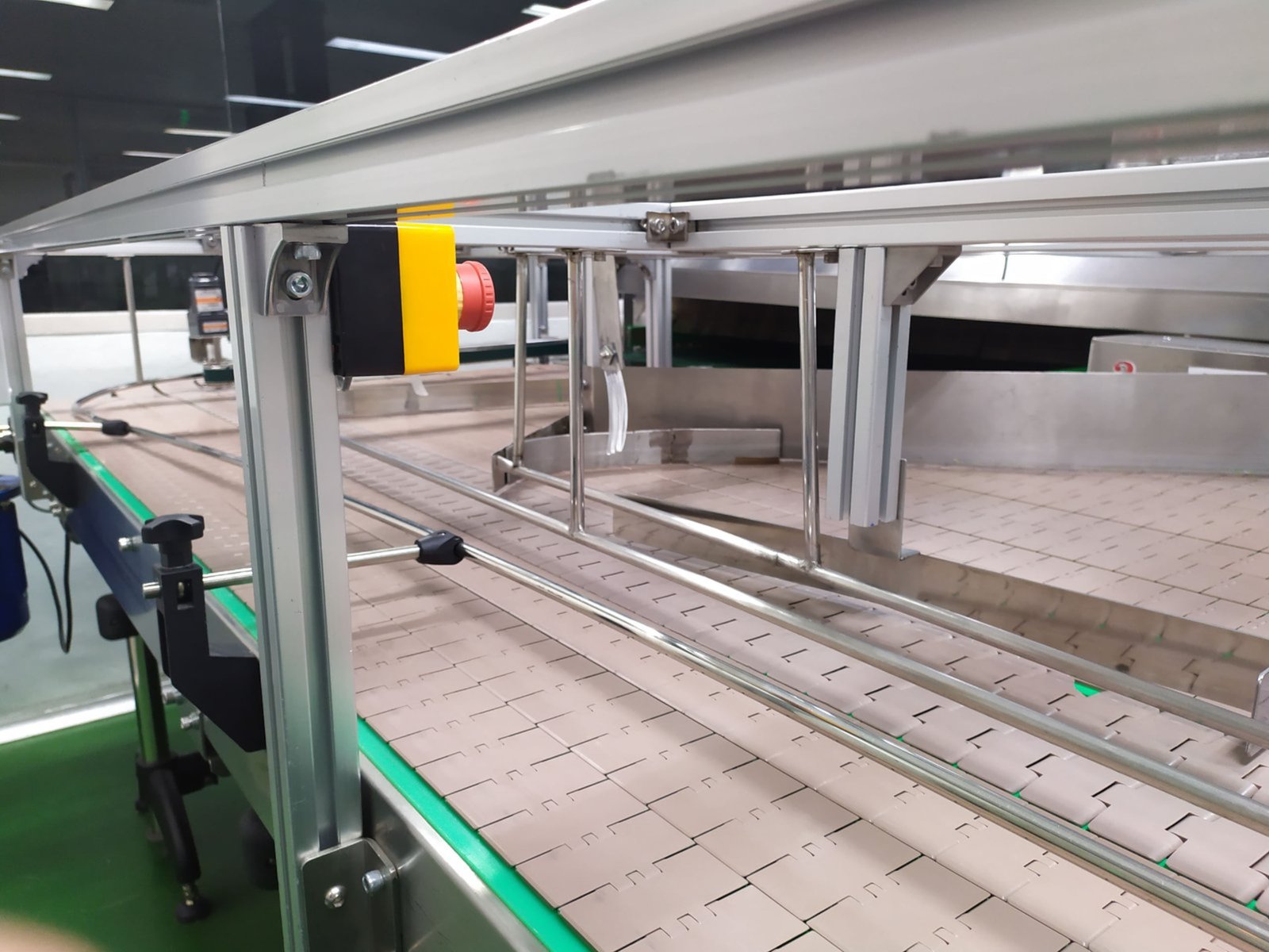 Plastic chain plate components for conveyor systems