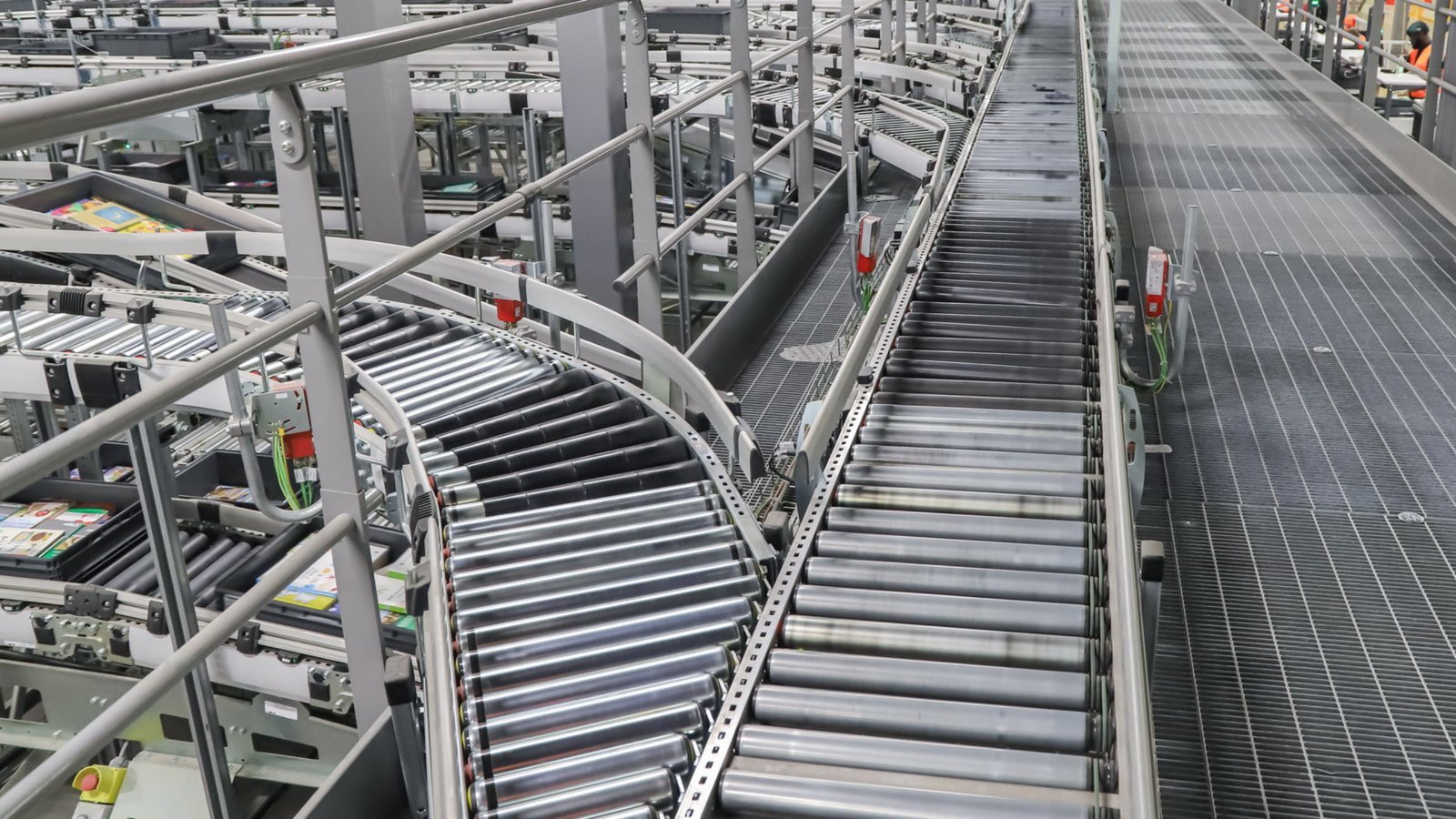 Warehouse sorting line conveyor system with accumulation and diverting positions warehouse sorting conveyor system with diverter and accumulation zones