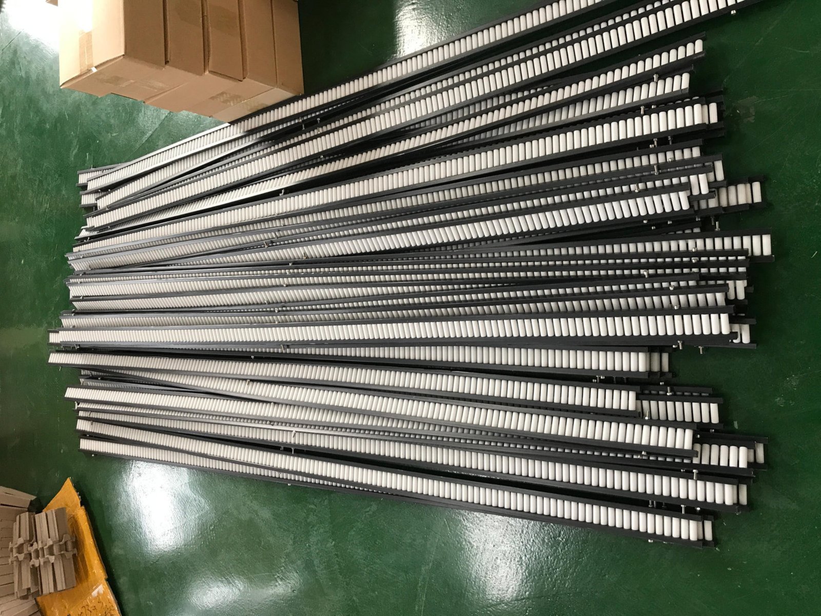 Molytech guide rail application - bottle conveying line