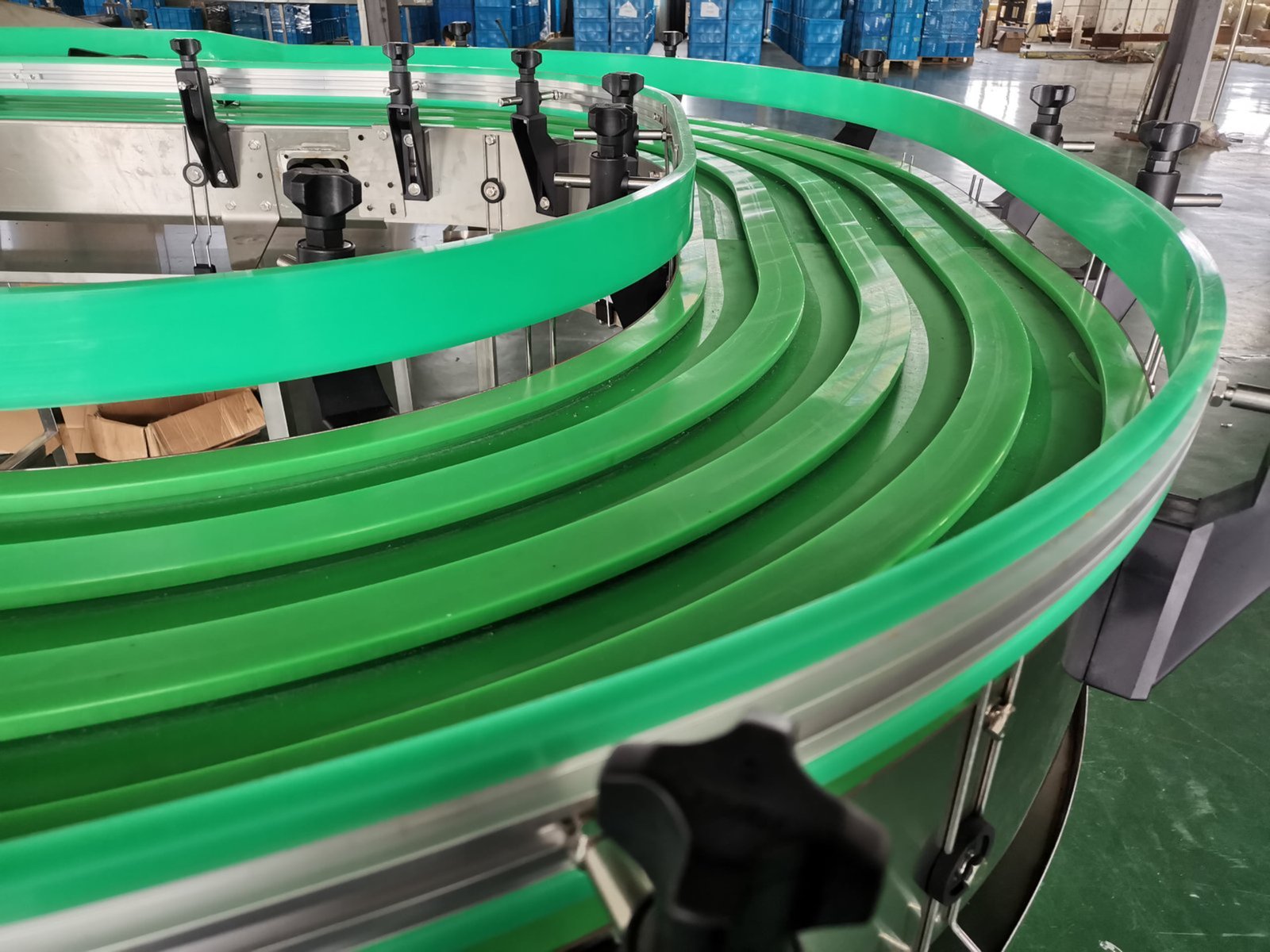 Molytech guide rail application - food and beverage production line