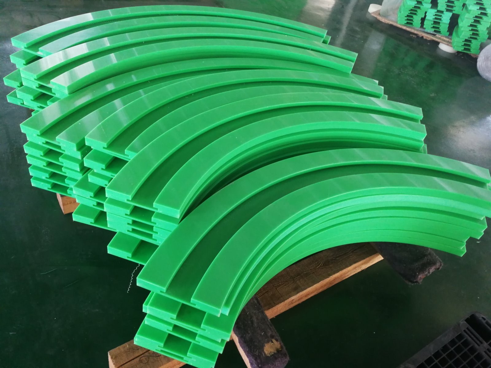 Molytech wear strip application - return guide strip for noise reduction