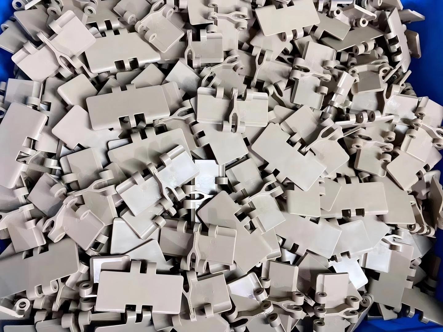 Molytech Plastic Top Chain -- straight conveying application